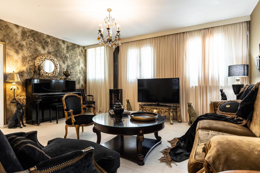 Televiisor ja/või meelelahutuskeskus majutusasutuses Mythodea Luxury Villa