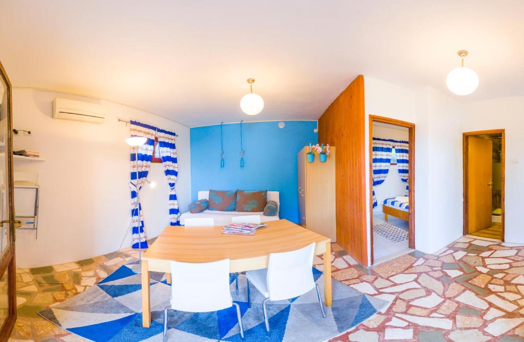 VIScovery Boutique - Family Room With Balcony
