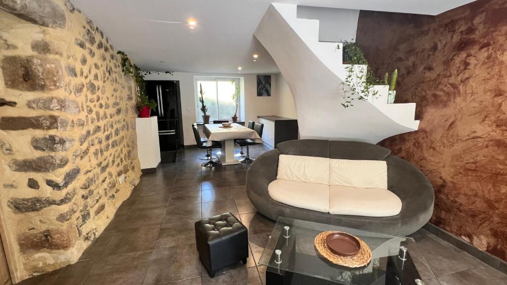 - un salon avec une chaise et un escalier dans l'établissement Maison de rue avec piscine, à La Celle-sous-Gouzon