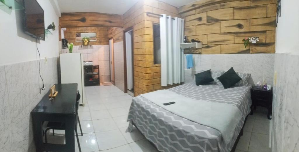 ein Schlafzimmer mit einem Bett und einem Schreibtisch darin in der Unterkunft Casa COP Maria bonita in Belém