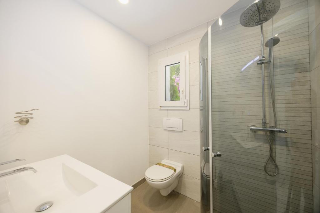 Łazienka w obiekcie 6 bedroom villa, with heated pool and sea views, next to the beach of Costabella