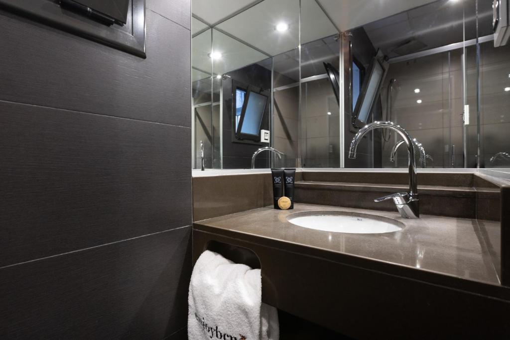 Enjoybcn Gaudi Apartments - 16