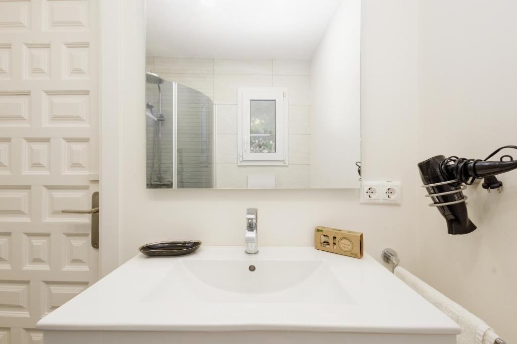 Łazienka w obiekcie 6 bedroom villa, with heated pool and sea views, next to the beach of Costabella