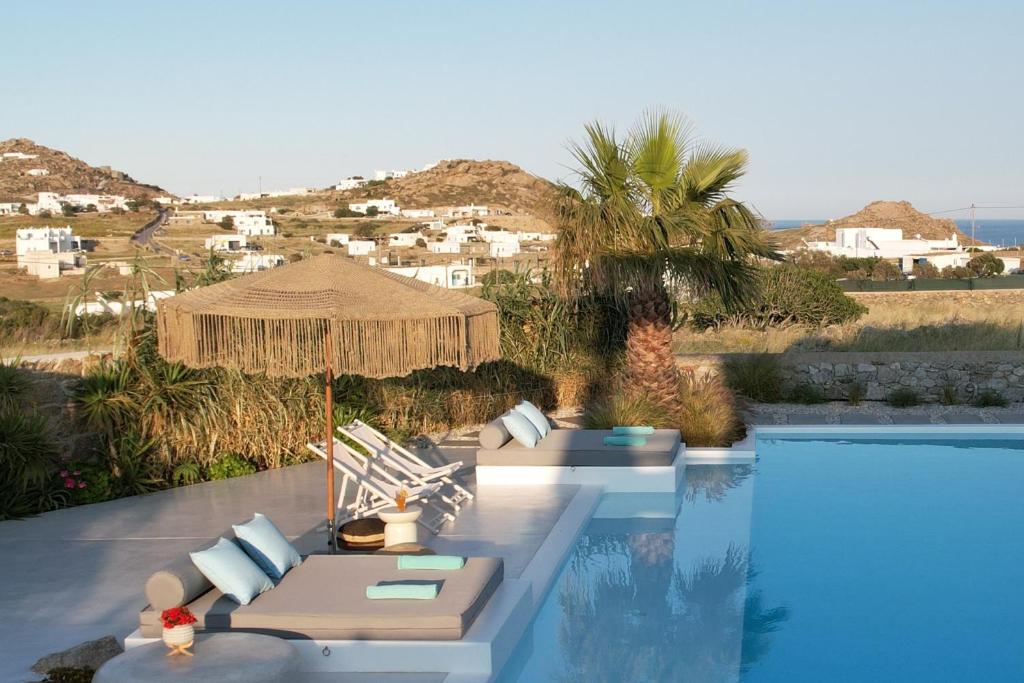 Bazén v ubytování Myconian Theros Luxury Suites nebo v jeho okolí