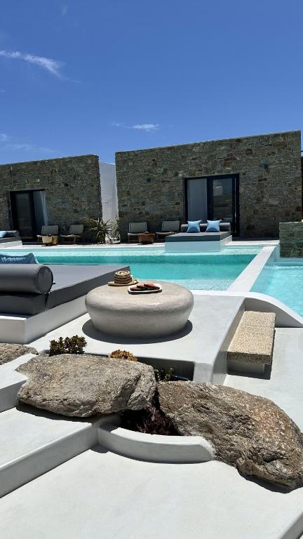 Bazén v ubytování Myconian Theros Luxury Suites nebo v jeho okolí