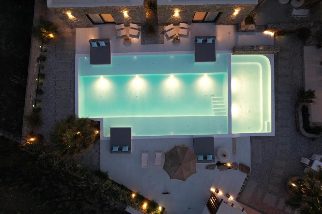 Bazén v ubytování Myconian Theros Luxury Suites nebo v jeho okolí