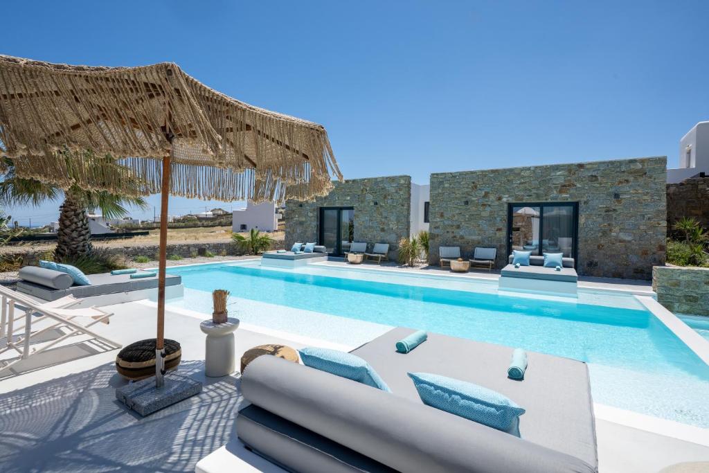 Bazén v ubytování Myconian Theros Luxury Suites nebo v jeho okolí