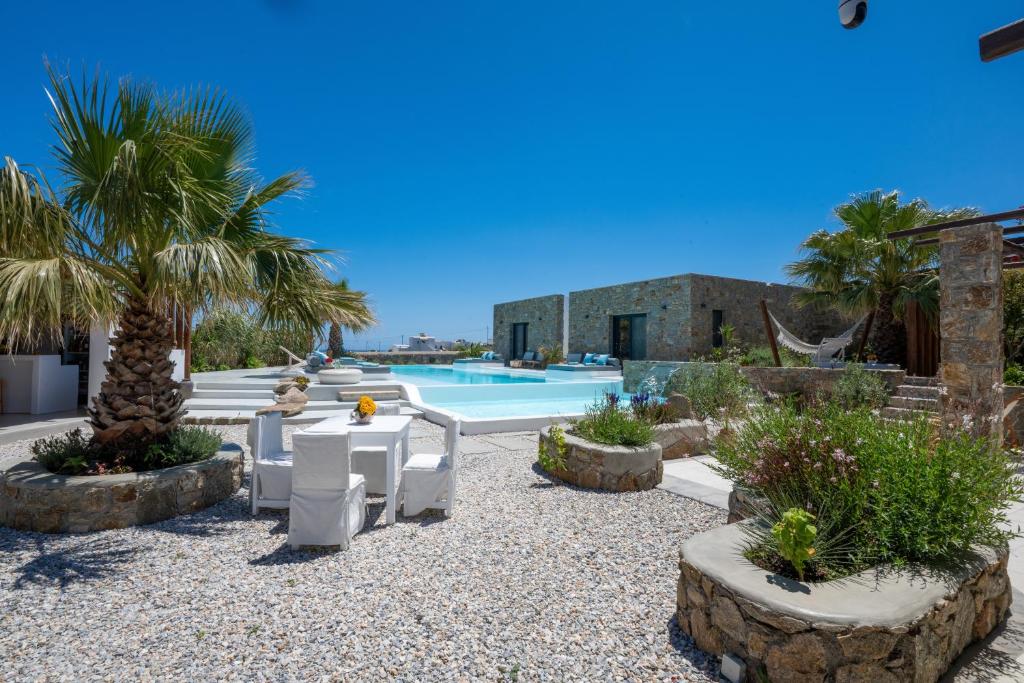 Bazén v ubytování Myconian Theros Luxury Suites nebo v jeho okolí