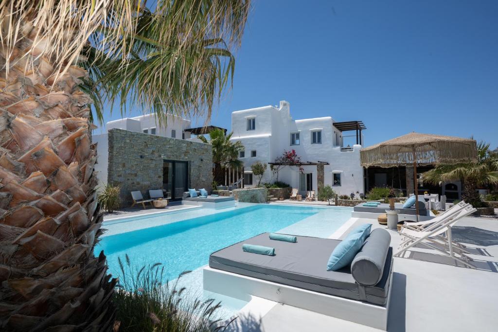 Bazén v ubytování Myconian Theros Luxury Suites nebo v jeho okolí
