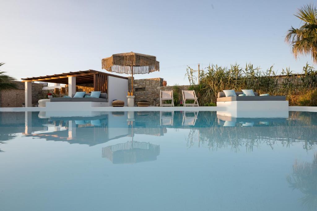 Bazén v ubytování Myconian Theros Luxury Suites nebo v jeho okolí
