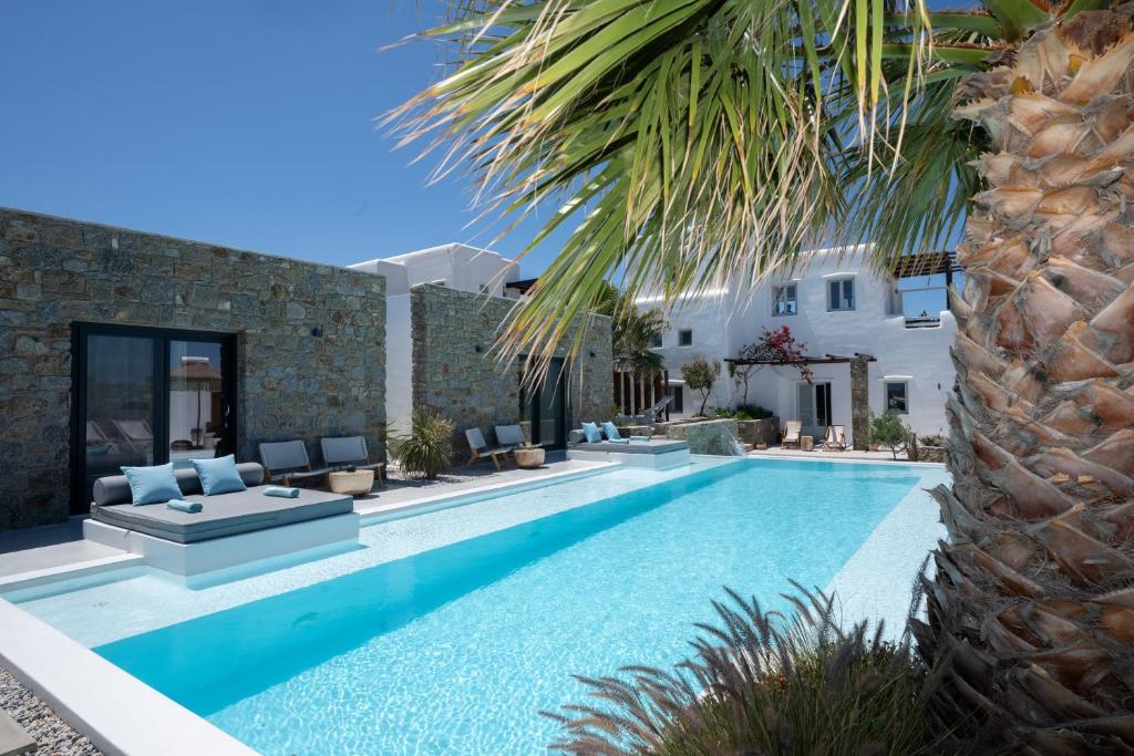 Bazén v ubytování Myconian Theros Luxury Suites nebo v jeho okolí