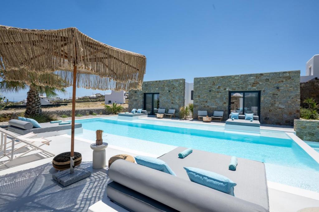 Bazén v ubytování Myconian Theros Luxury Suites nebo v jeho okolí
