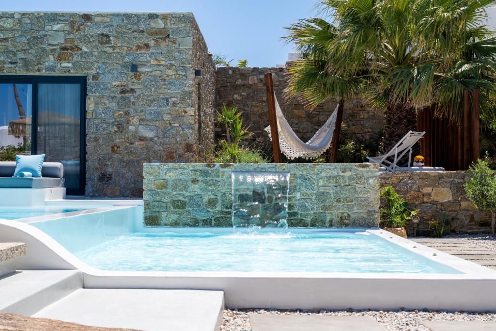 Bazén v ubytování Myconian Theros Luxury Suites nebo v jeho okolí