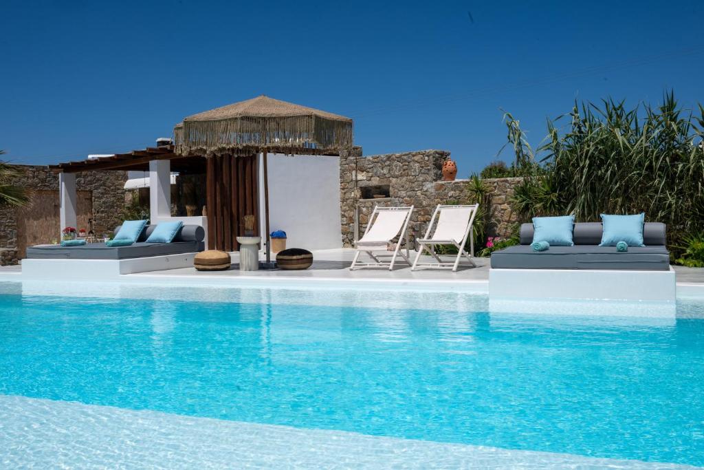 Bazén v ubytování Myconian Theros Luxury Suites nebo v jeho okolí