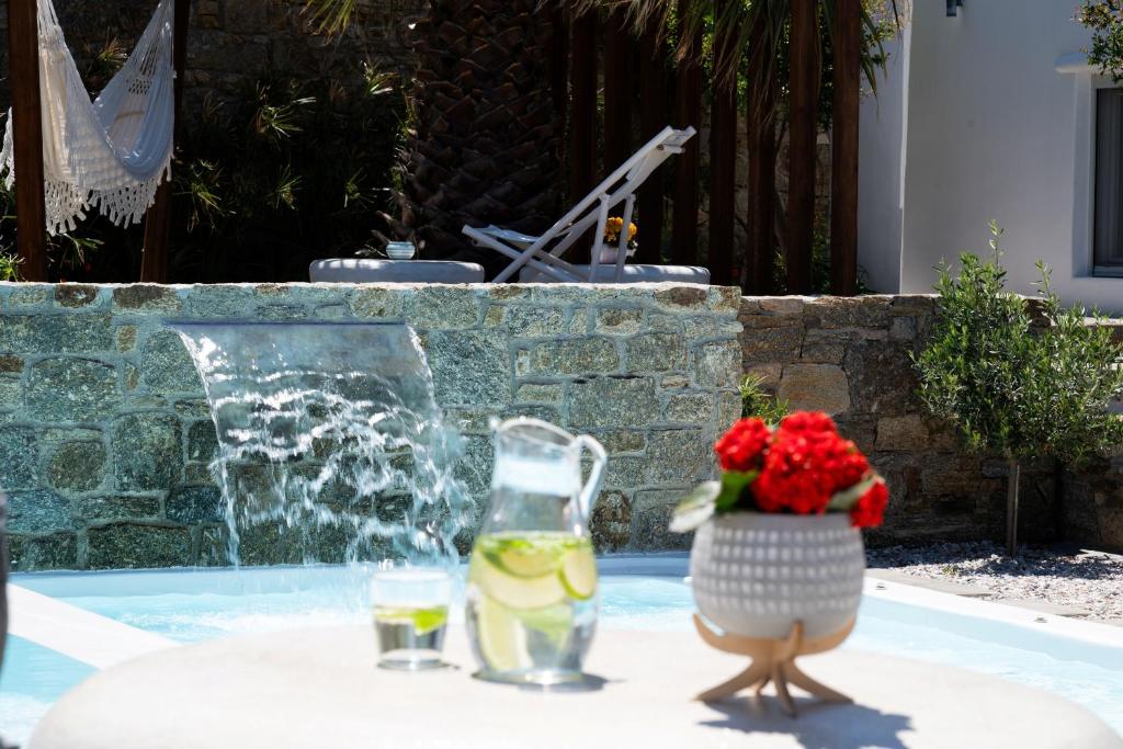 Bazén v ubytování Myconian Theros Luxury Suites nebo v jeho okolí
