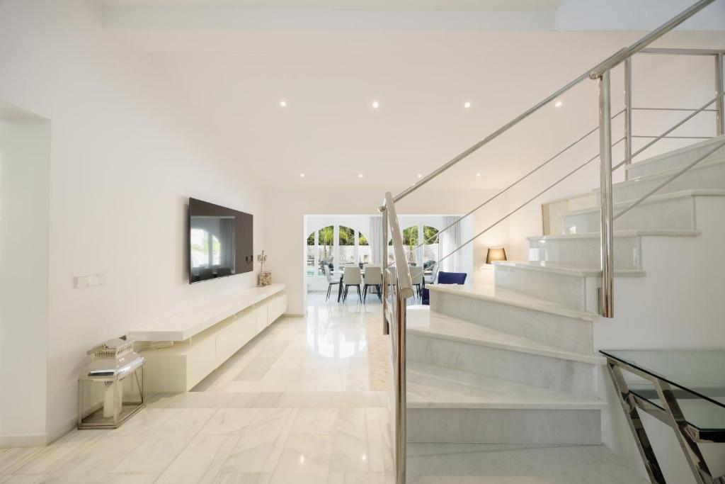 Telewizja i/lub zestaw kina domowego w obiekcie 6 bedroom villa, with heated pool and sea views, next to the beach of Costabella