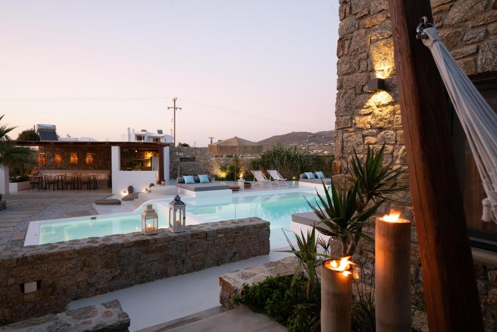 Bazén v ubytování Myconian Theros Luxury Suites nebo v jeho okolí