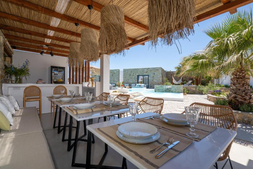 Bazén v ubytování Myconian Theros Luxury Suites nebo v jeho okolí