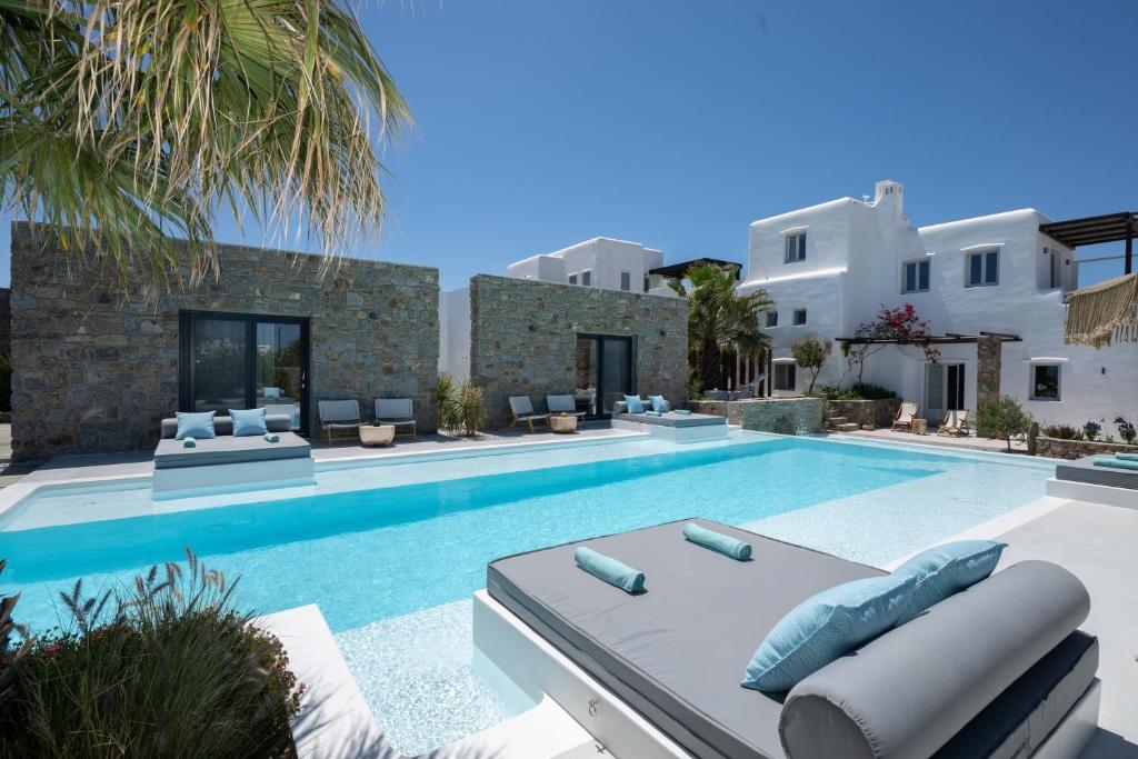 Bazén v ubytování Myconian Theros Luxury Suites nebo v jeho okolí