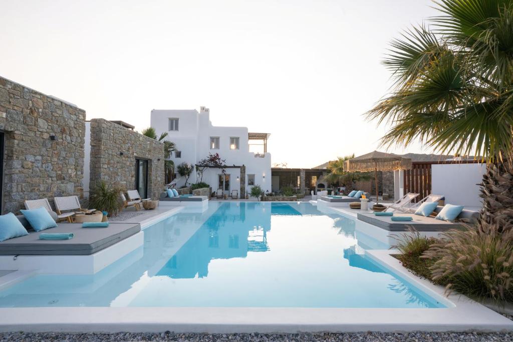 Bazén v ubytování Myconian Theros Luxury Suites nebo v jeho okolí