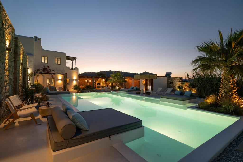 Bazén v ubytování Myconian Theros Luxury Suites nebo v jeho okolí