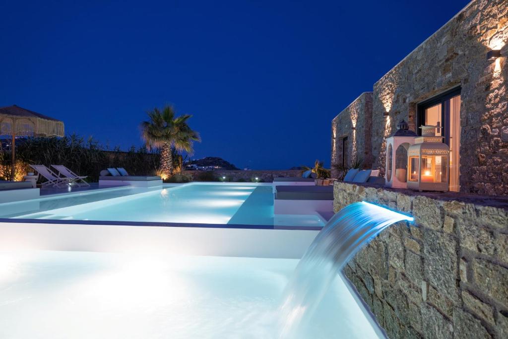 Bazén v ubytování Myconian Theros Luxury Suites nebo v jeho okolí