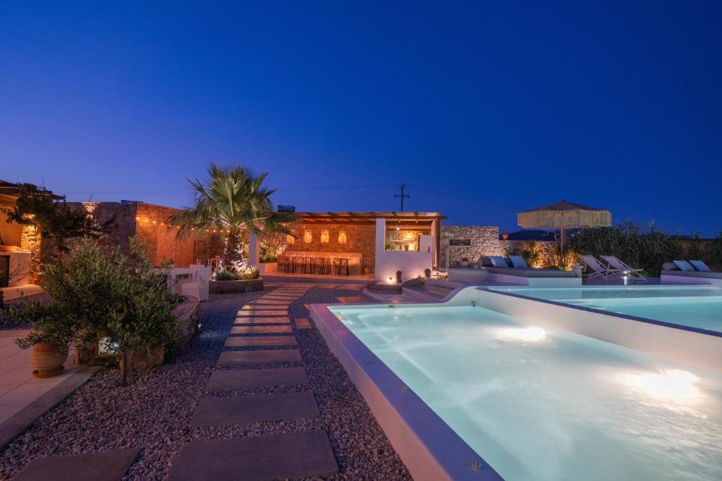 Bazén v ubytování Myconian Theros Luxury Suites nebo v jeho okolí