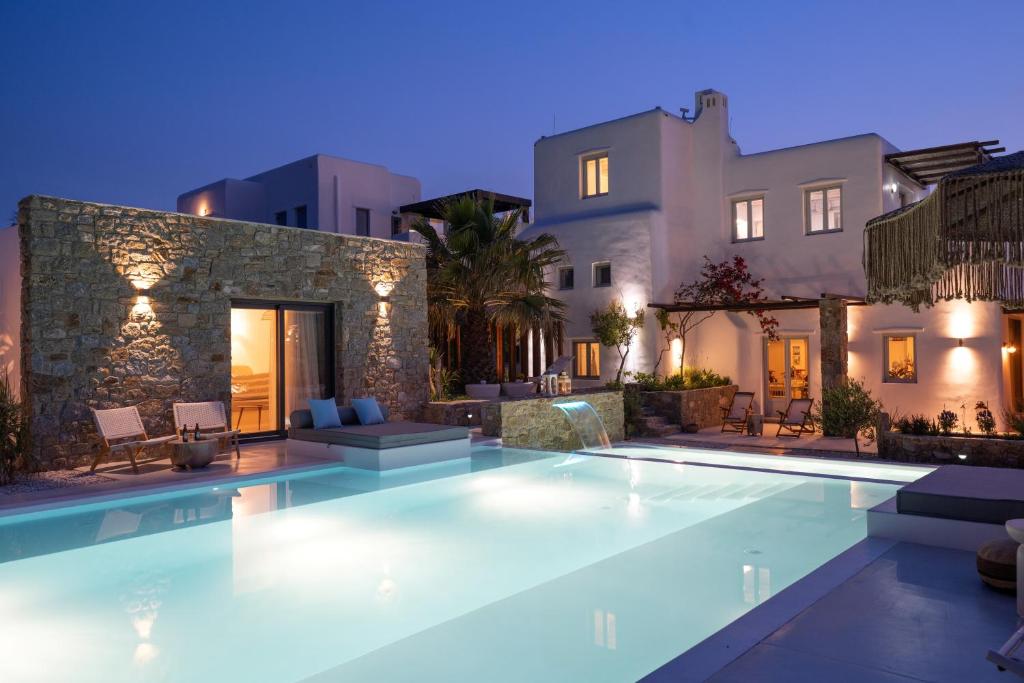 Bazén v ubytování Myconian Theros Luxury Suites nebo v jeho okolí