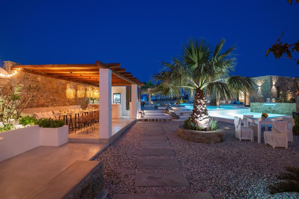 Bazén v ubytování Myconian Theros Luxury Suites nebo v jeho okolí