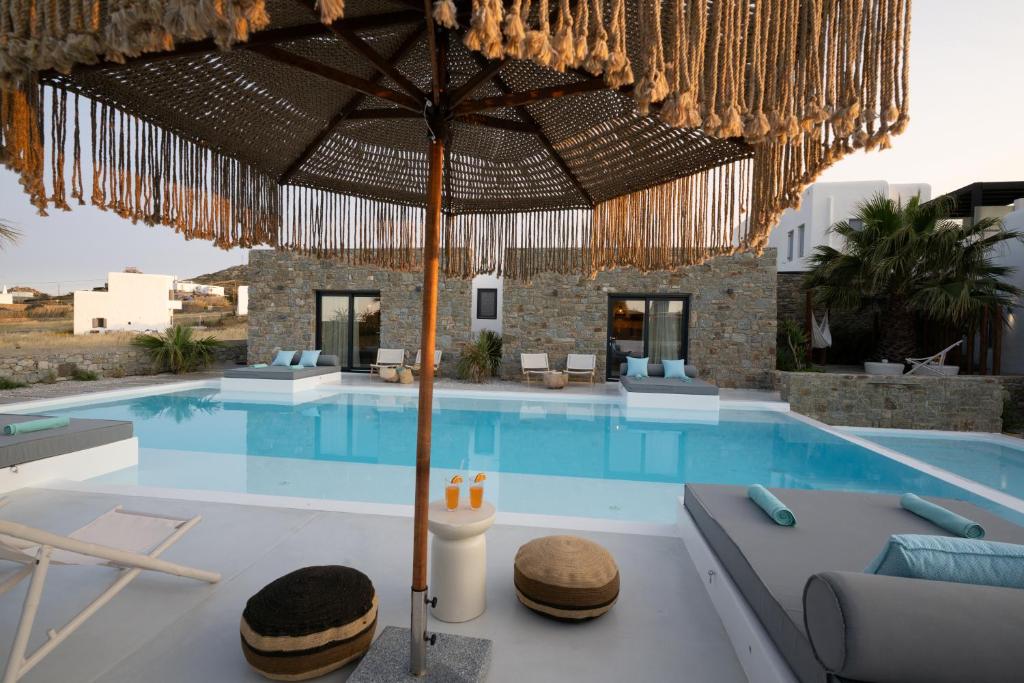 Bazén v ubytování Myconian Theros Luxury Suites nebo v jeho okolí