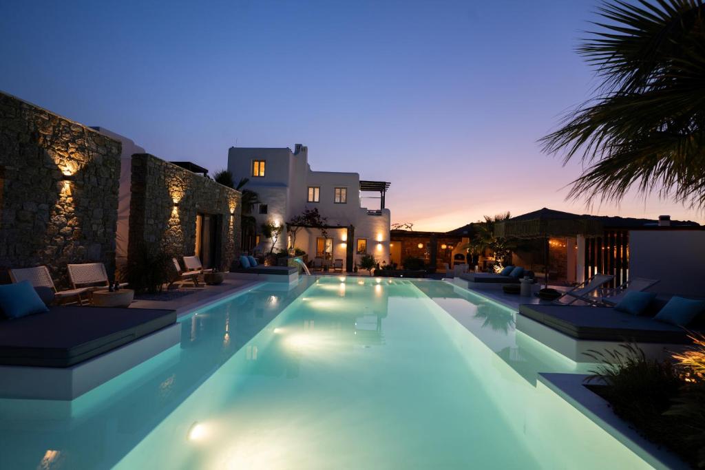 Bazén v ubytování Myconian Theros Luxury Suites nebo v jeho okolí