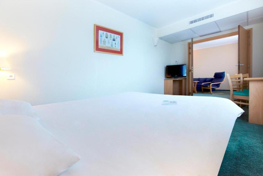 Campanile Poznan - Junior Suite Con 1 Cama King Y Sofá Cama