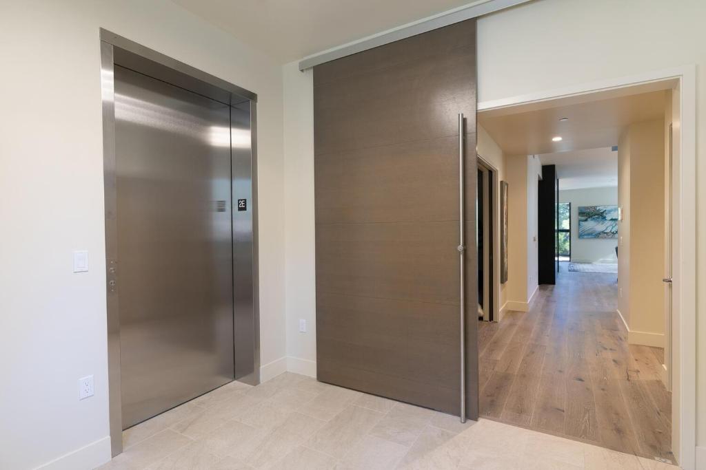 una porta girevole in un corridoio di una casa di Crystal Bay Retreat 204 condo a Crystal Bay