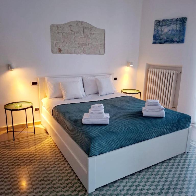 a bedroom with a bed with towels on it at Domus Nicolaus in Giovinazzo