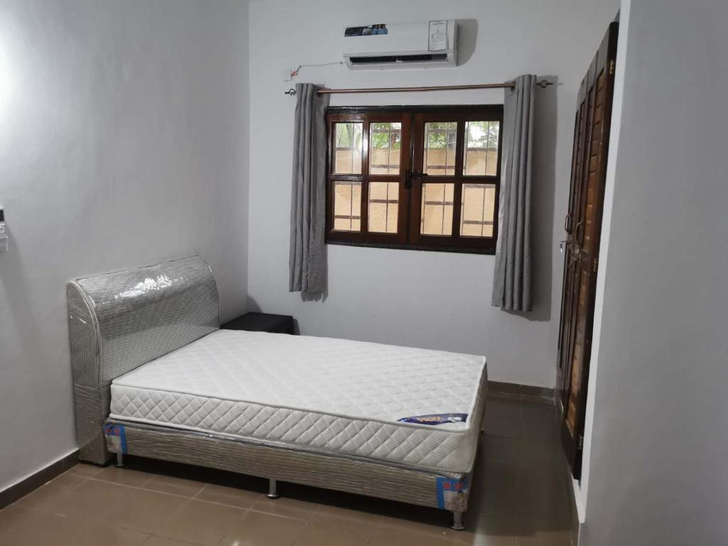 亚穆苏克罗Residence WULIAN的一间带床和窗户的小卧室