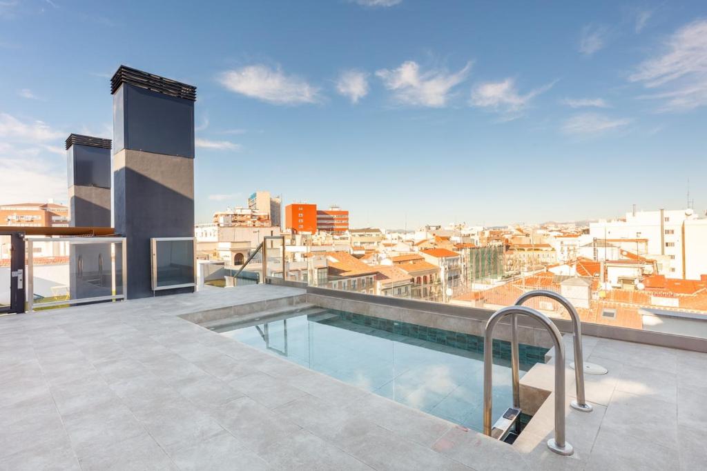 una piscina sul tetto di un edificio di Java - 3 bedroom and shared pool in Almagro a Madrid