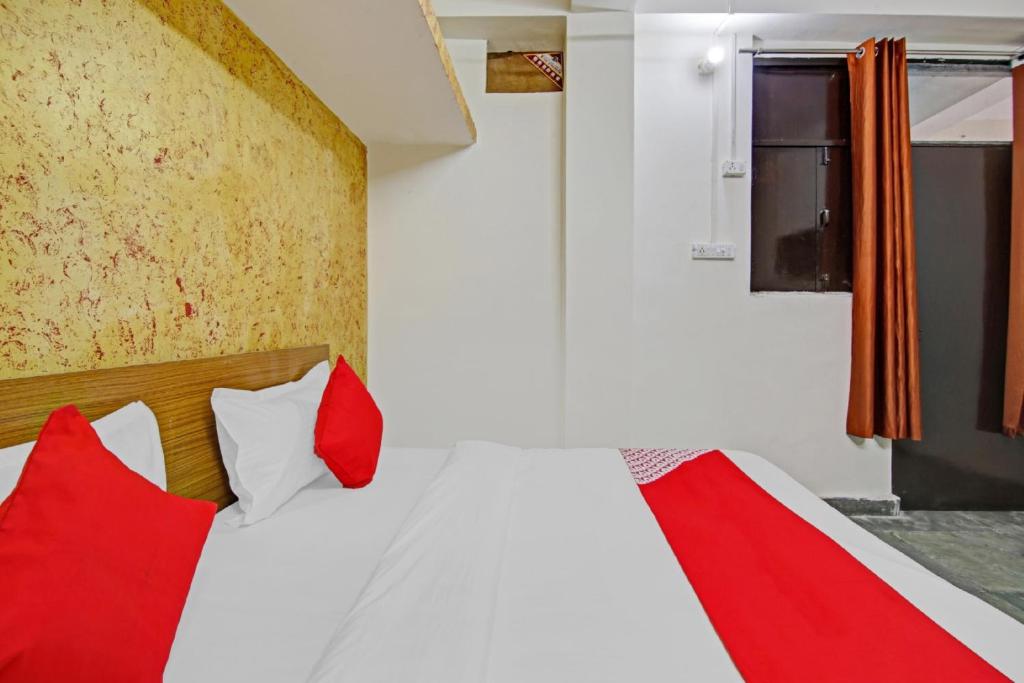 Postel nebo postele na pokoji v ubytování Hotel O Royal