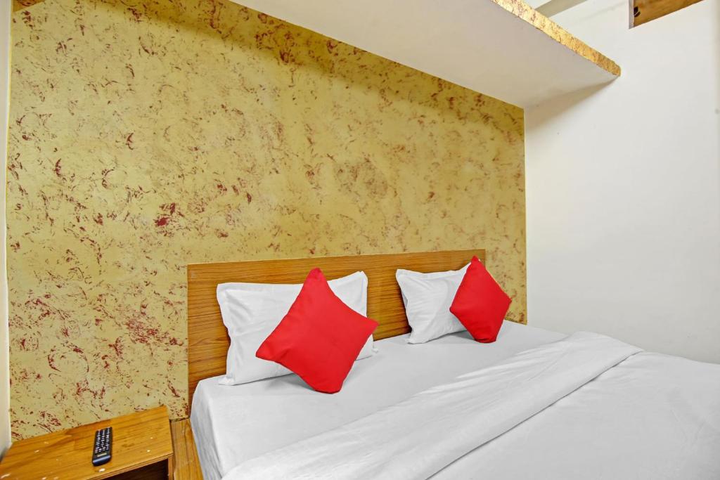 Postel nebo postele na pokoji v ubytování Hotel O Royal