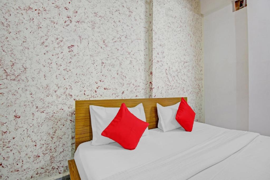 Postel nebo postele na pokoji v ubytování Hotel O Royal