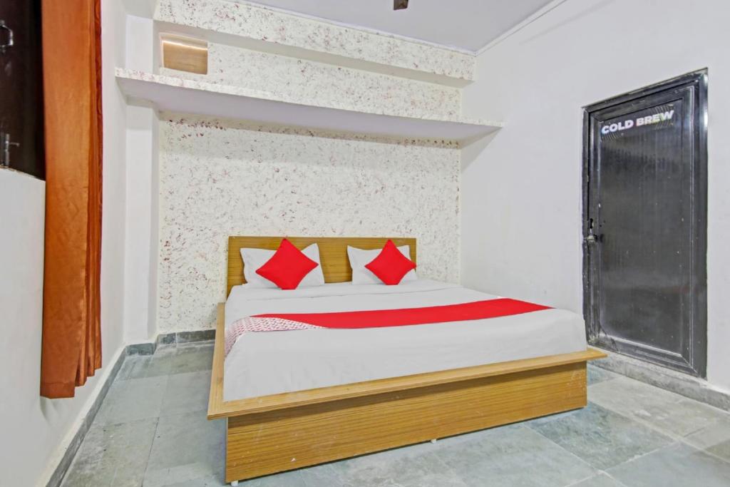 Postel nebo postele na pokoji v ubytování Hotel O Royal
