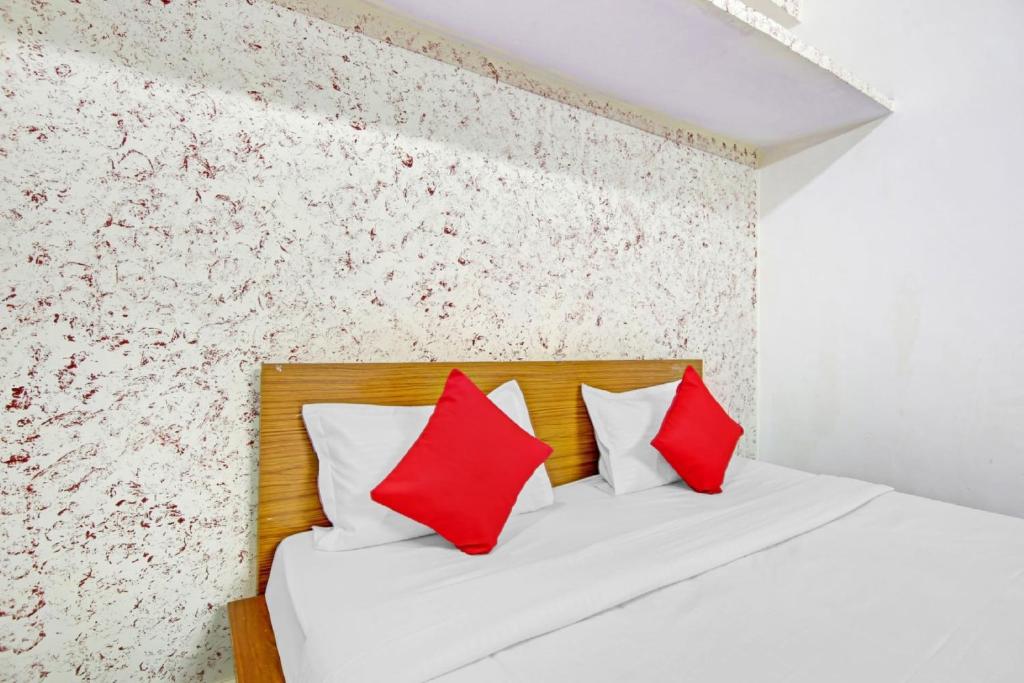 Postel nebo postele na pokoji v ubytování Hotel O Royal
