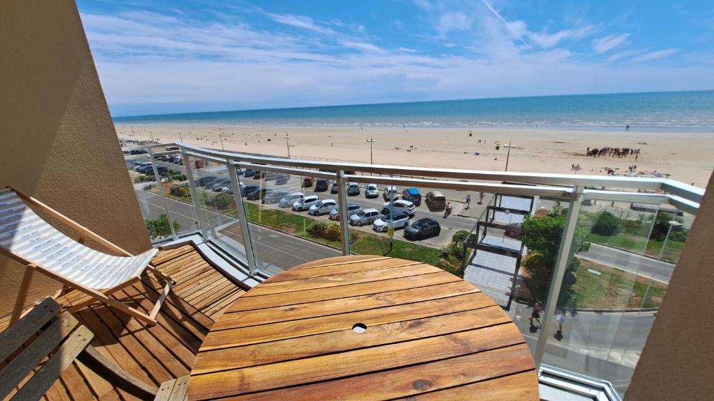 un balcon avec vue sur la plage et l'océan dans l'établissement AIGUE MARINE - Appartement Vue Mer 1 chambre, à Saint-Jean-de-Monts