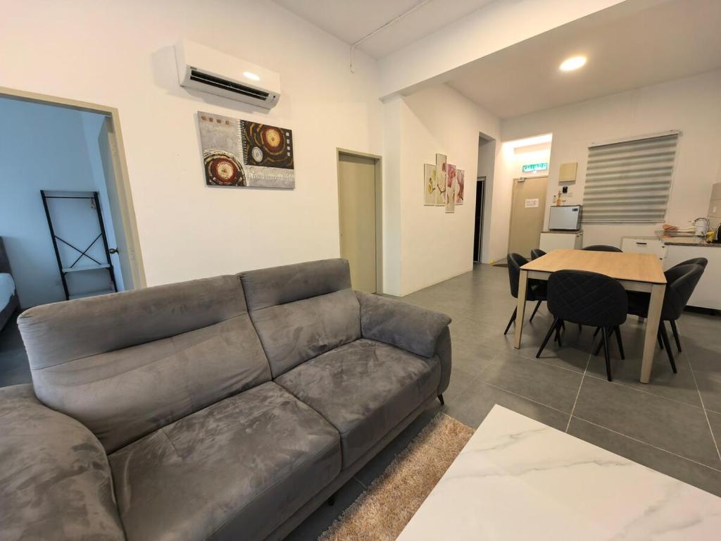 una sala de estar con un sofá y una mesa en Simfoni Hillview Premium Homestay 02, en Kuah
