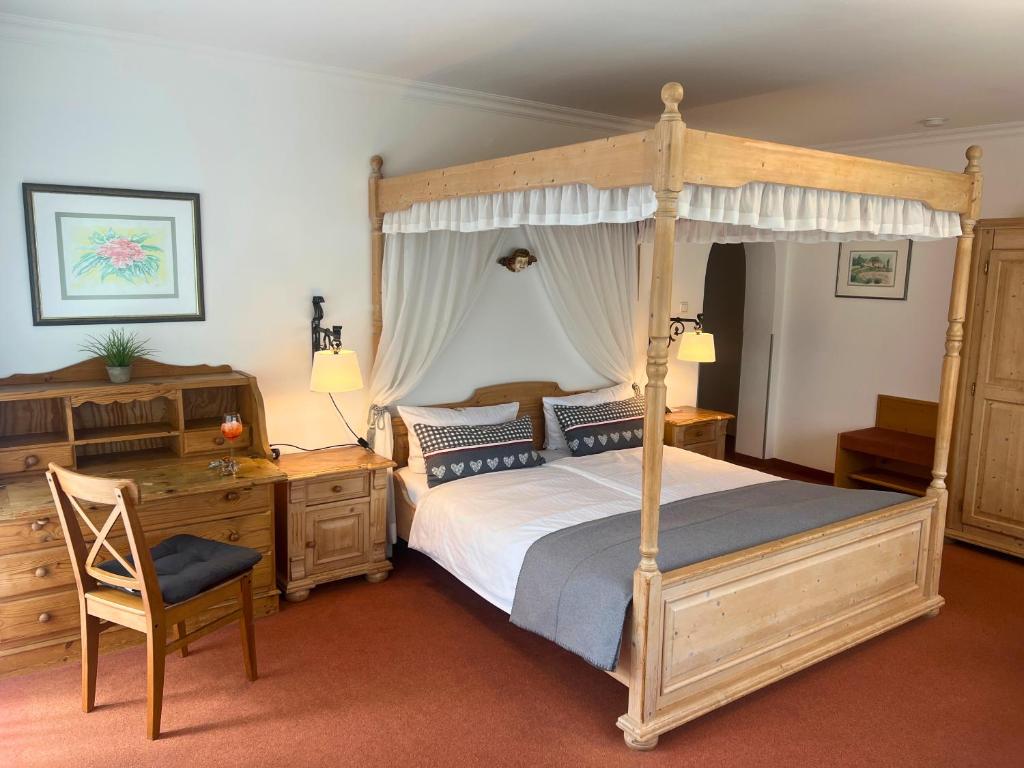 En eller flere senge i et værelse på Hotel Quellenhof