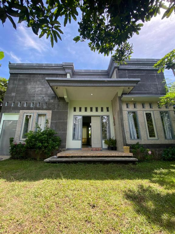 a large house with a large front yard at Villa Pring Lima in Batu
