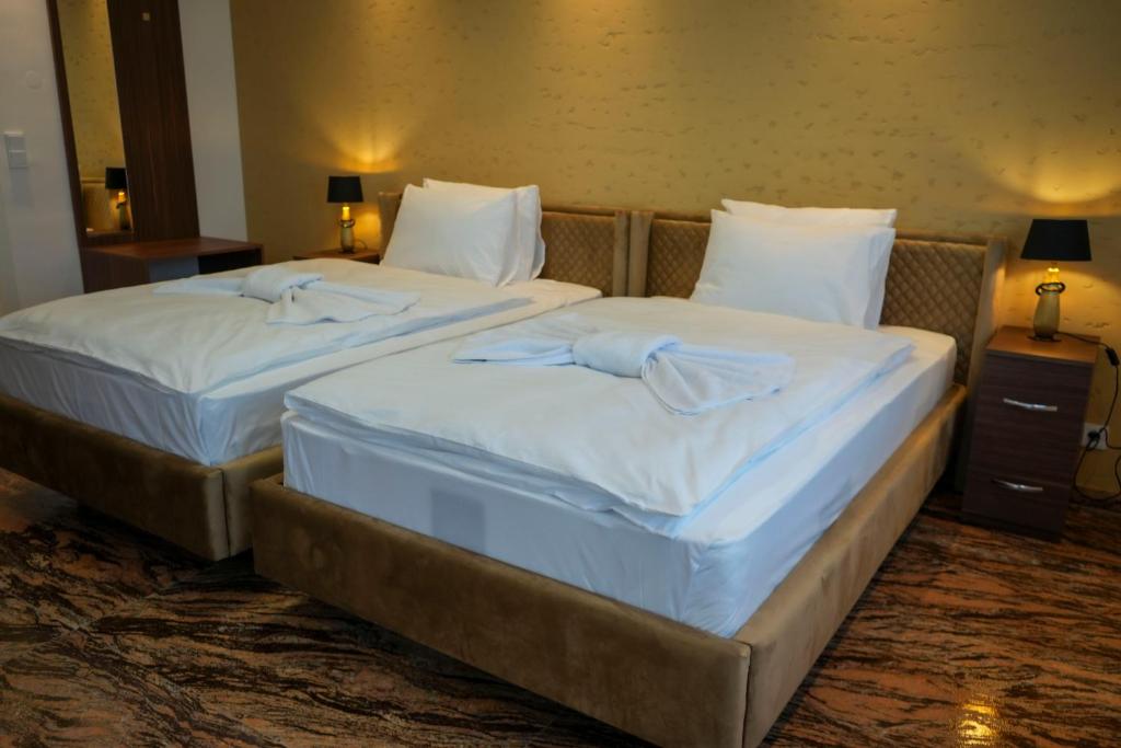 2 Betten in einem nebeneinander liegenden Hotelzimmer in der Unterkunft InterPension in Garbsen