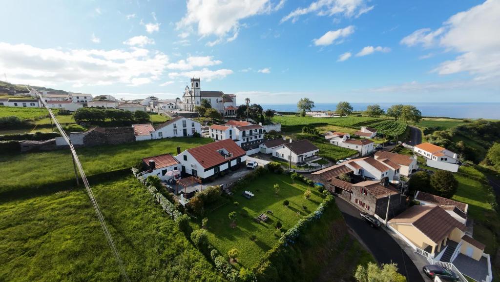 eine Luftaufnahme eines kleinen Dorfes mit Häusern in der Unterkunft Green Sunrise House in Nordeste