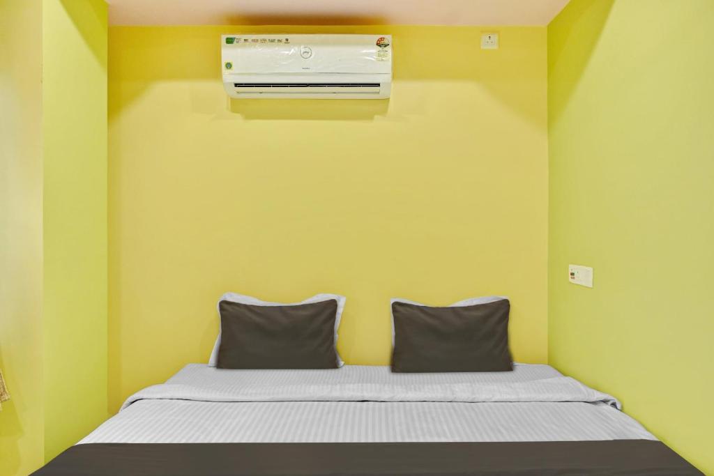 Postel nebo postele na pokoji v ubytování Hotel O Mahal