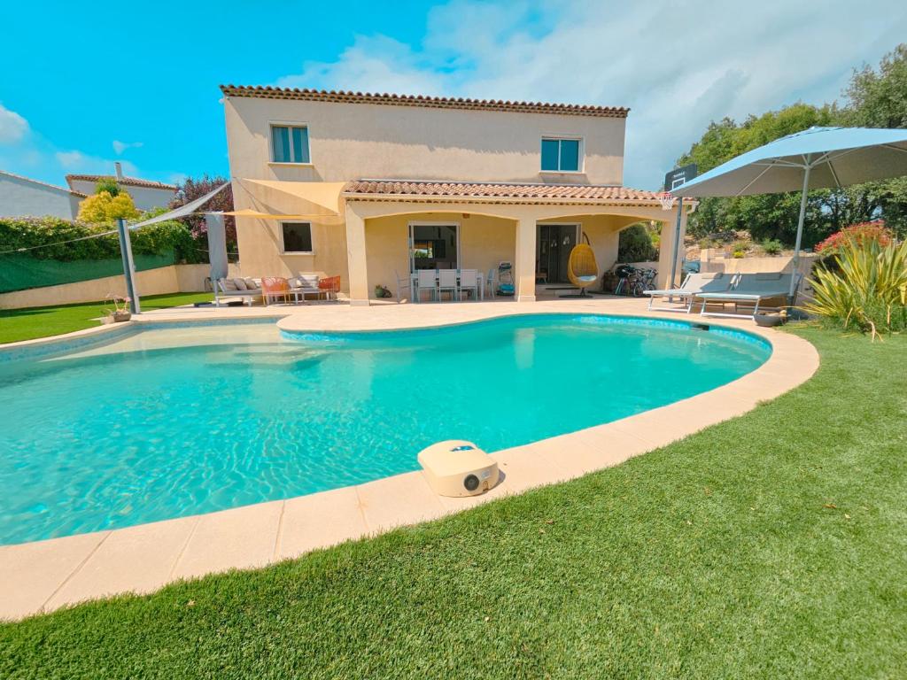 une villa avec piscine devant une maison dans l'établissement Villa 6 personnes avec piscine, à Mougins