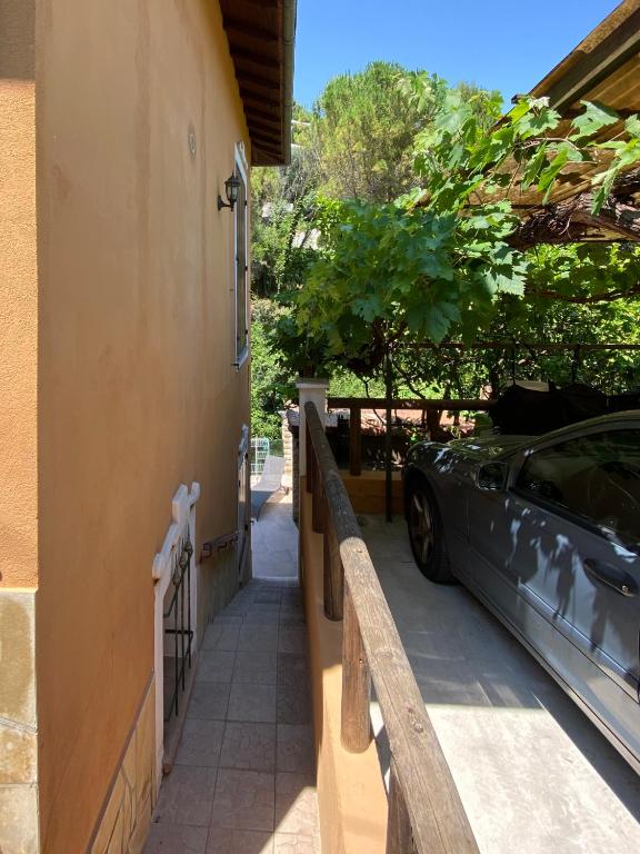ein Auto, das neben einem Gebäude mit einem Zaun parkt in der Unterkunft Villa Serenice - F2 au calme, climatisé, WIFI et parking gratuit in Nizza